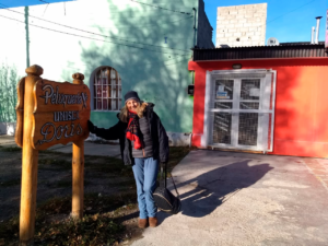 Neime pintando o cabelo na cidade de Perito Moreno